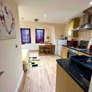 Cosy One Bedroom Flat In Apartment London